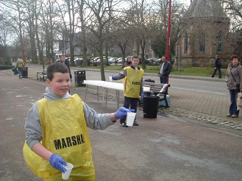 Runners begin to arrive at the Water Station